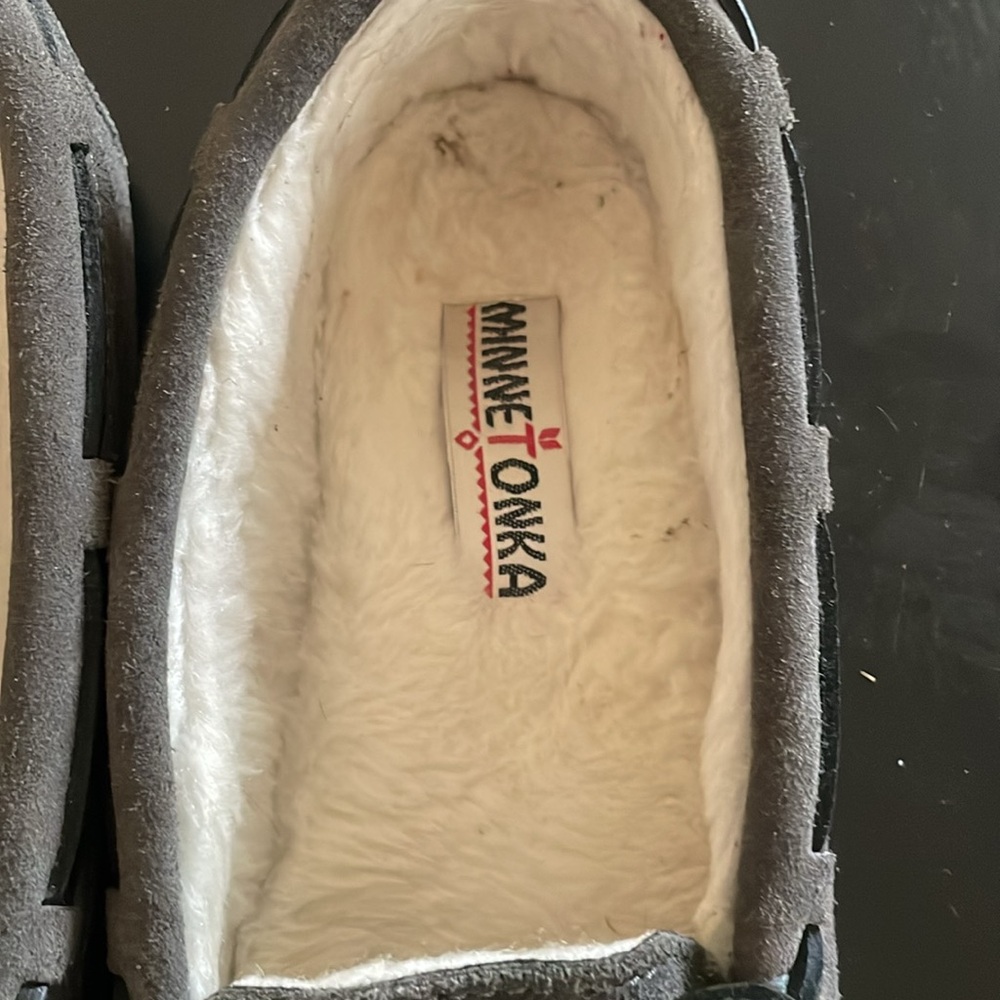 Minnetonka Grey Moccasin Shoe Sz 7 Leather Tie Exterior Side Front Sherpa Lining - Picture 7 of 13